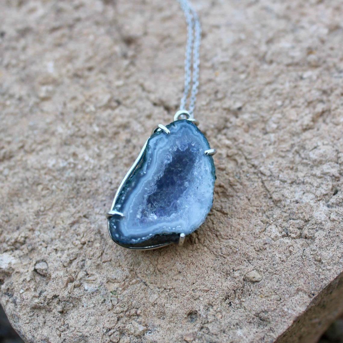 Collares Saula | Geoda de ágata lila en plata reciclada
